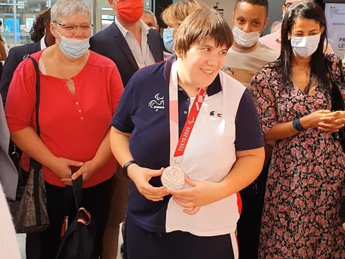 En vidéo : l’accueil chaleureux pour la médaillée paralympique Léa...